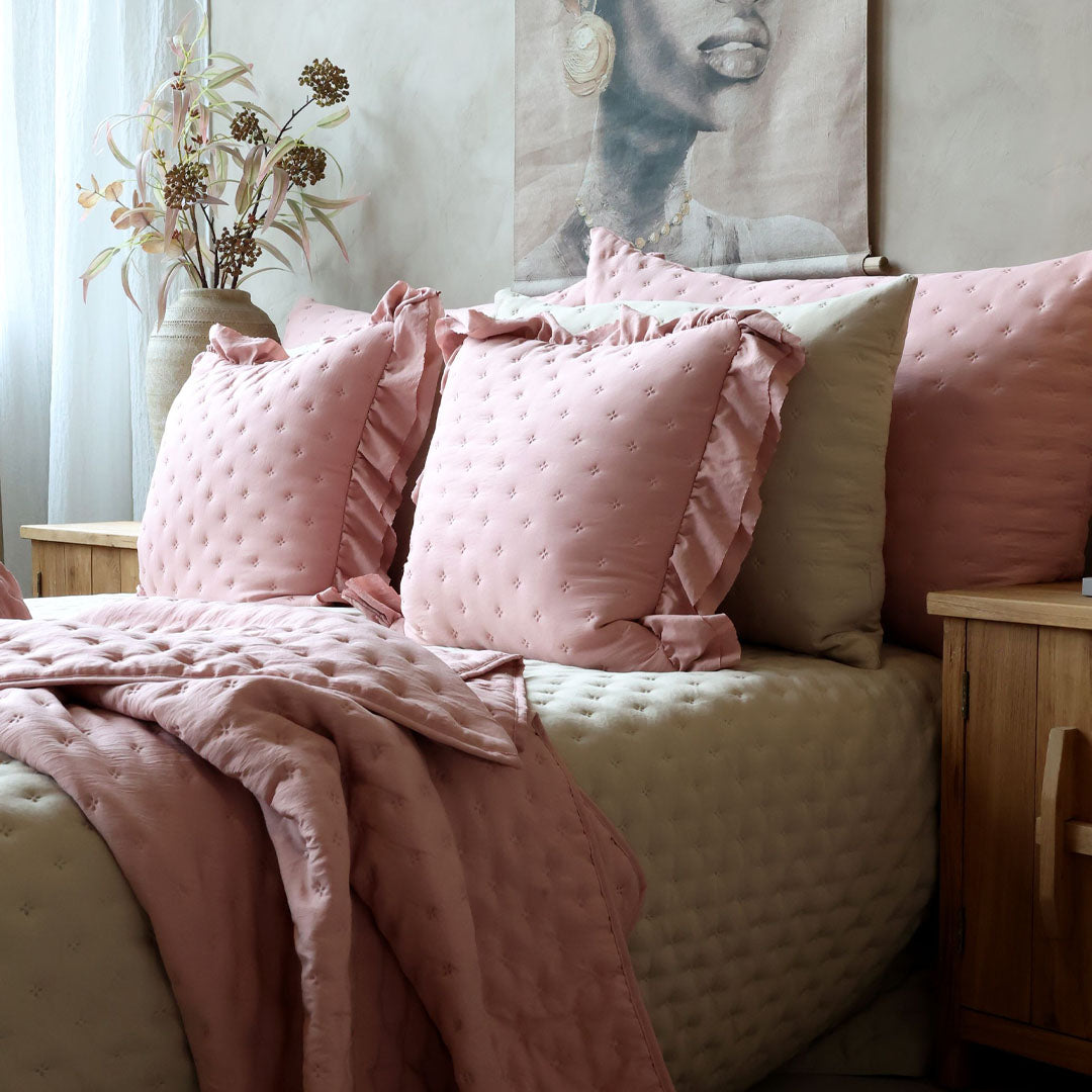 Aix Soft Kissenbezug mit Rüschenbordüre – Old Rose – 50 × 50 cm