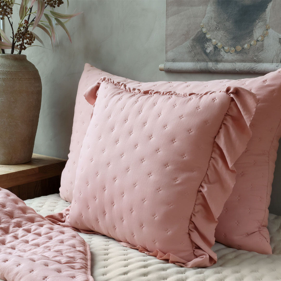 Aix Soft Kissenbezug mit Rüschenbordüre – Old Rose – 50 × 50 cm