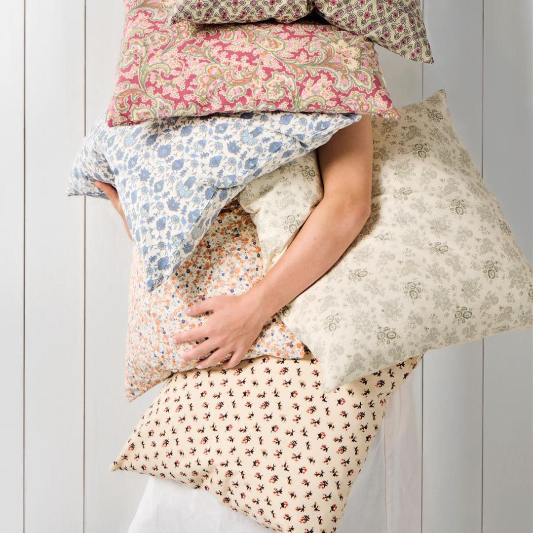 Ib Laursen – Kissenbezug Antonia beige mit braunen und roten Blumen 50 x 50 cm