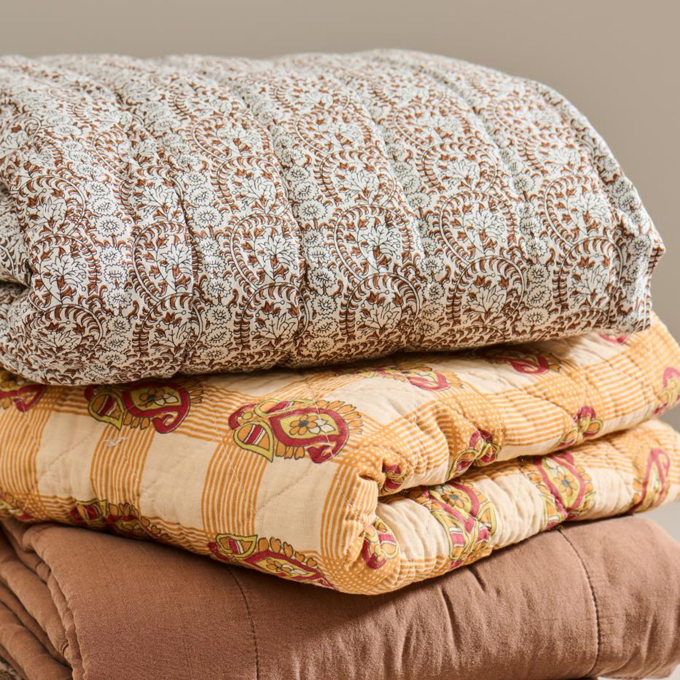 Ib Laursen - Quilt Charlotte braun mit Rankenmuster 130 x 170 cm