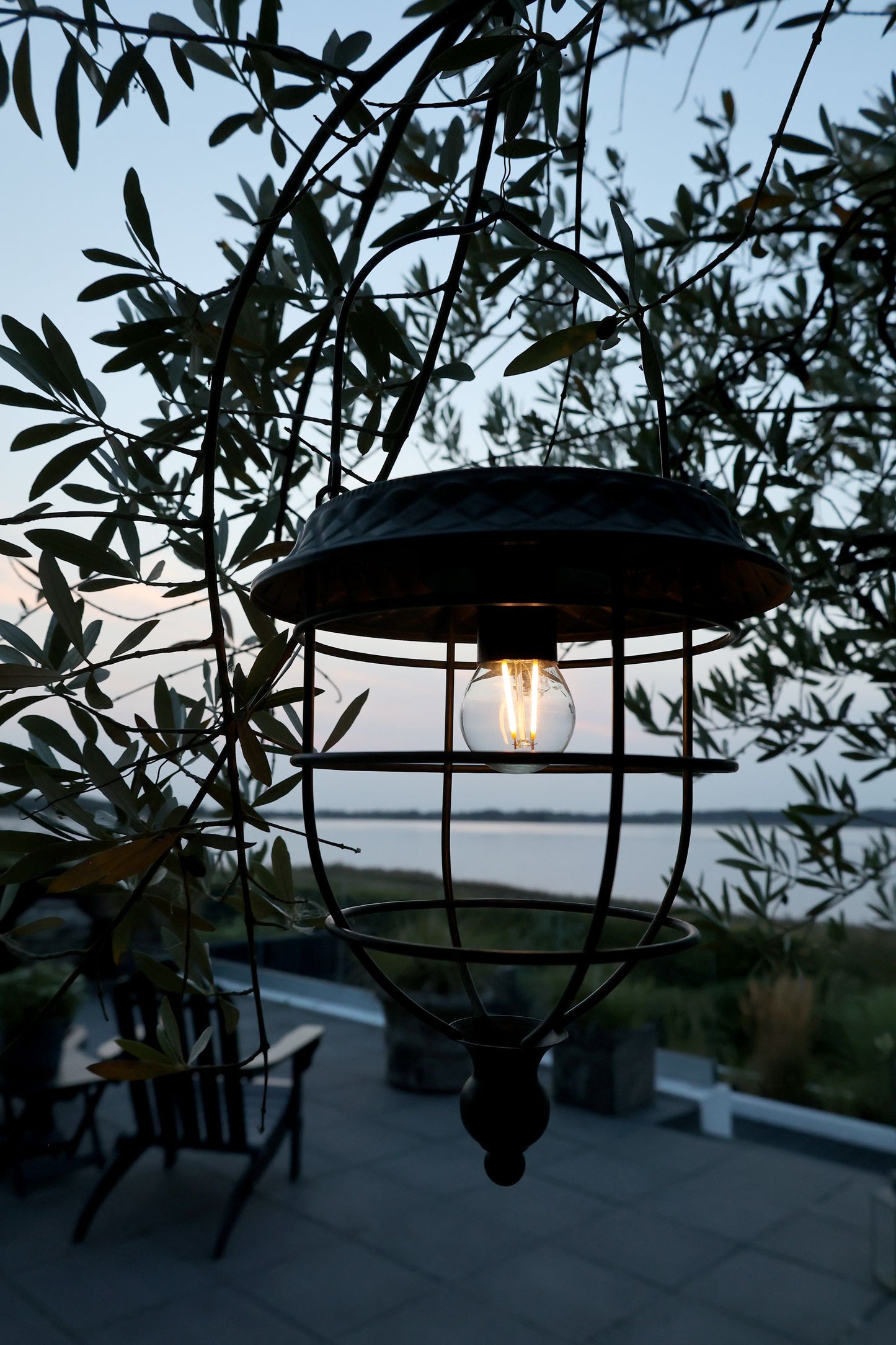 Chic Antique - Solar-Hängelaterne mit LED-Glühbirne H26/Ø20 cm Zink