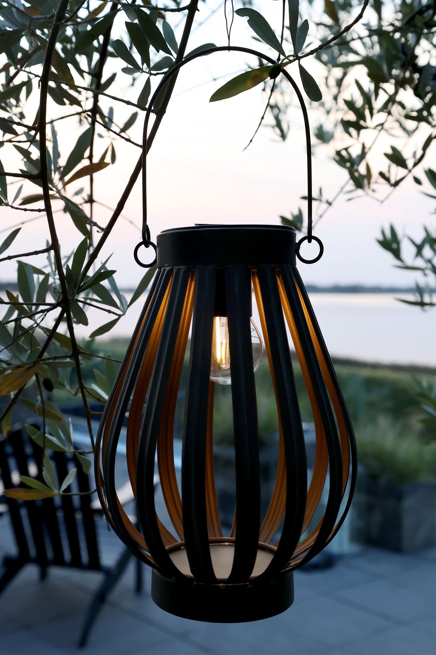 Chic Antique - Solar-Laterne mit LED-Glühbirne H23/Ø17 cm Zink
