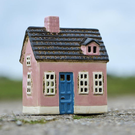 Ib Laursen Lichthaus "My Home Town" Rosa mit blauer Tür – H 16,5 cm (Steinzeug)