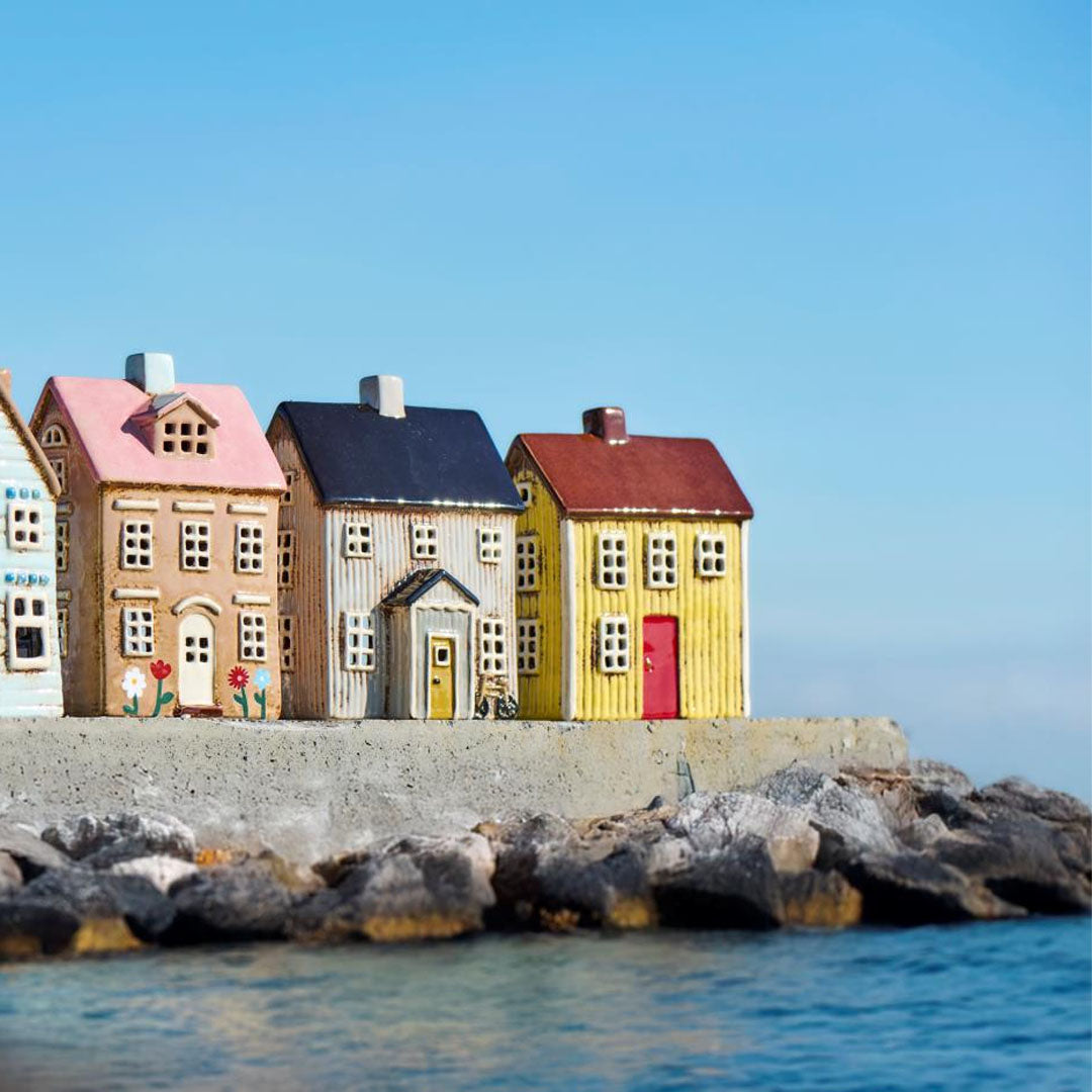Ib Laursen Lichthaus "Visby" Gelb mit rotem Dach & Tür – H 17 cm