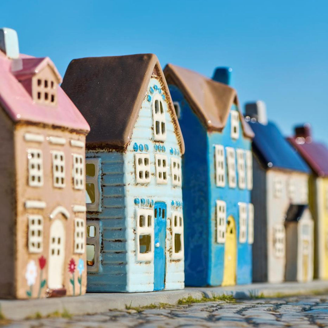 Ib Laursen Lichthaus "Visby" Hellblau mit blauer Tür & braunem Dach – H 19 cm