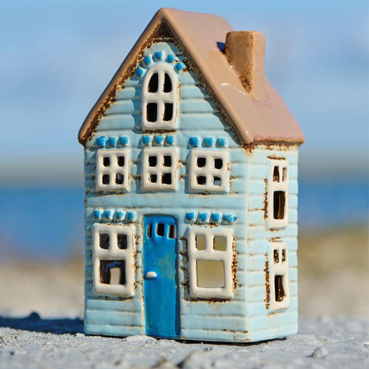 Ib Laursen Lichthaus "Visby" Hellblau mit blauer Tür & braunem Dach – H 19 cm