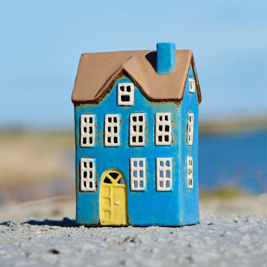 Ib Laursen Lichthaus "Nyhavn" Blau mit gelber Tür & braunem Dach – H 20,5 cm