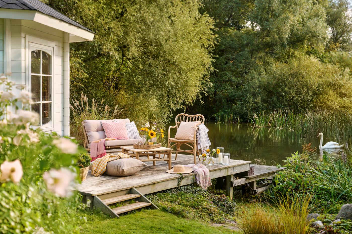 Ib Laursen – Loungesofa aus Bambus mit Leinenfarbenen Kissen