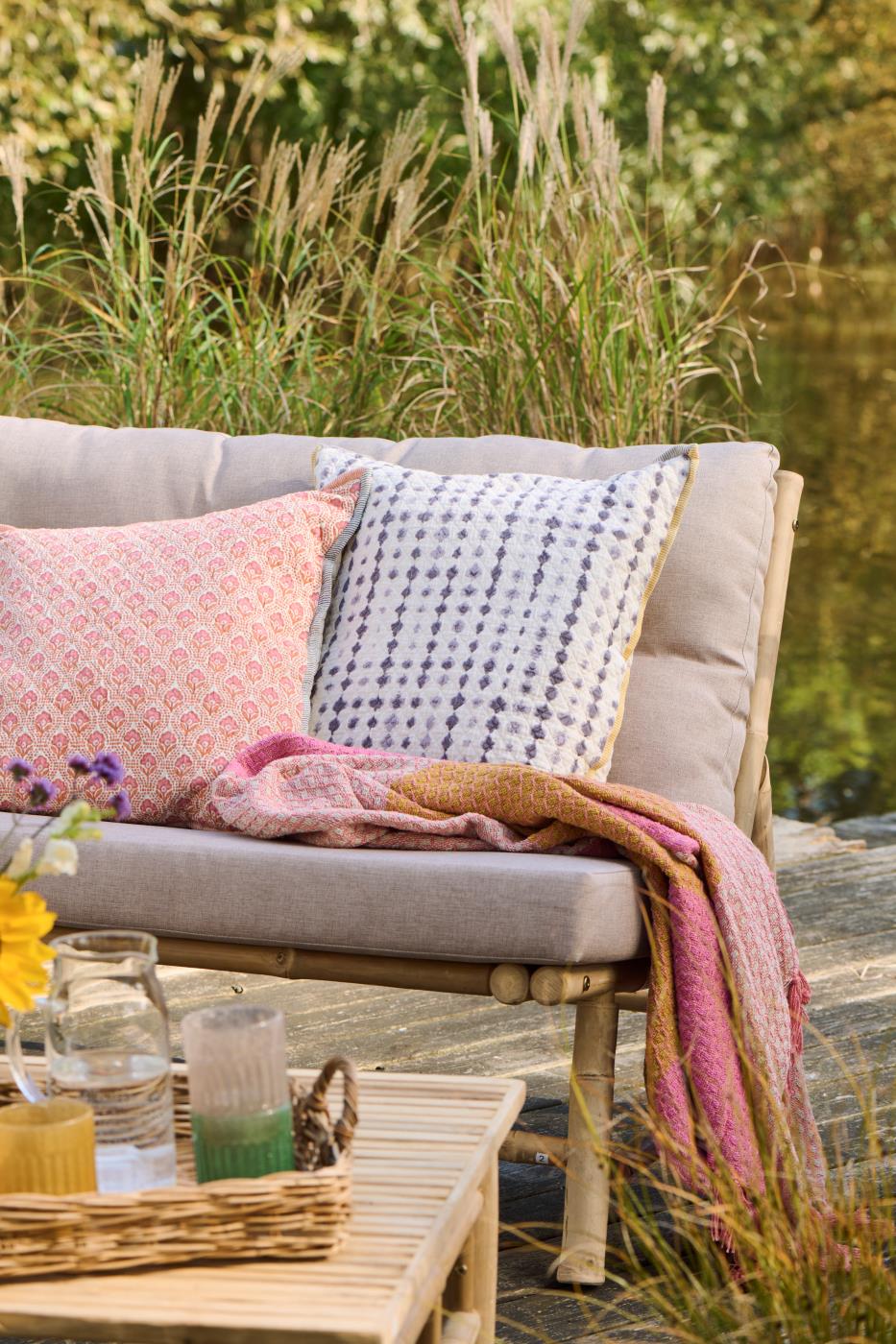 Ib Laursen – Loungesofa aus Bambus mit Leinenfarbenen Kissen