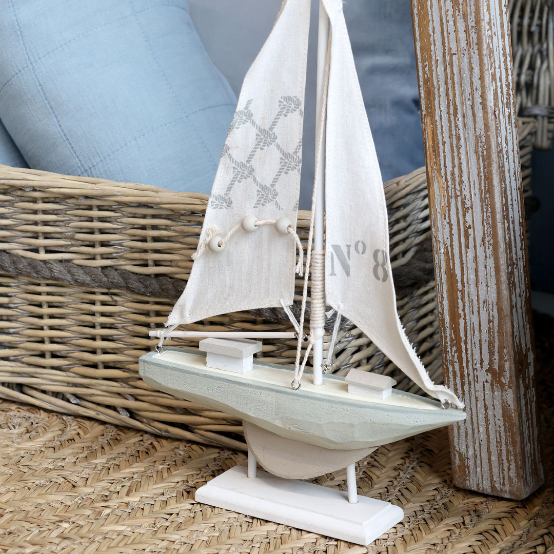 Chic Antique – Segelboot auf Standfuß