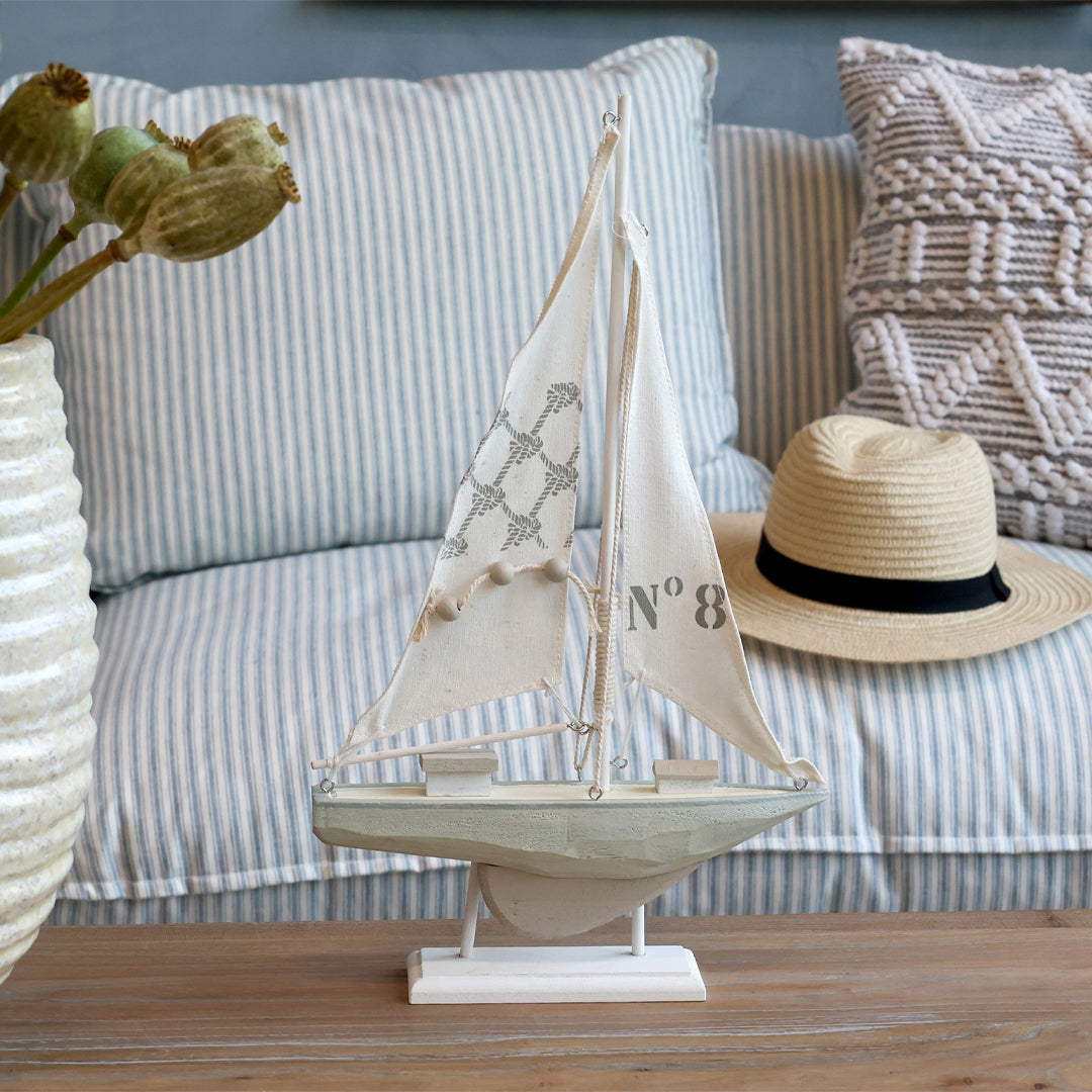 Chic Antique – Segelboot auf Standfuß