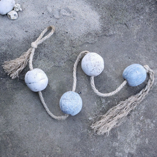 Chic Antique – Dekorative Schwimmkugeln am Seil L140 cm Sky Blue & Weiß