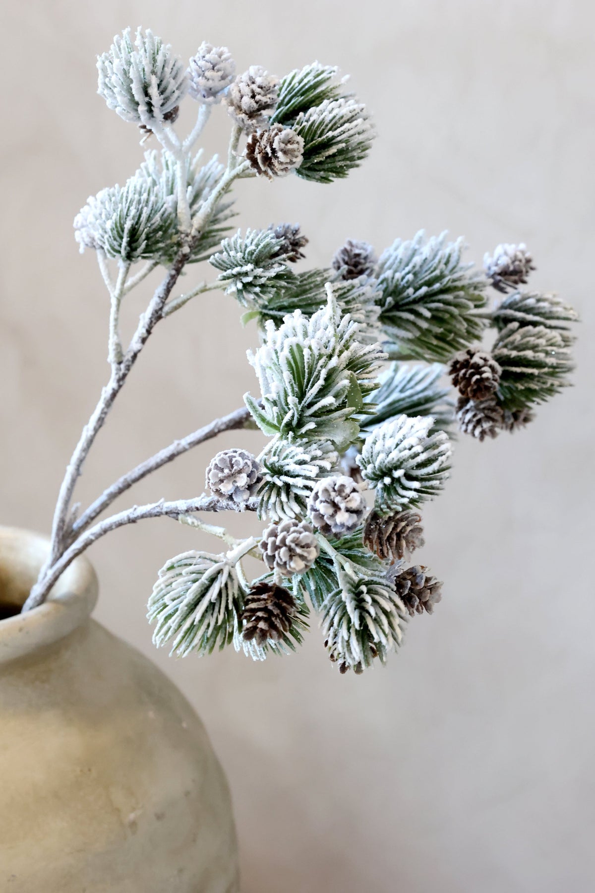 Chic Antique – Fleur Zweig mit Zedernzweigen und Tannenzapfen | H62 cm – Grün