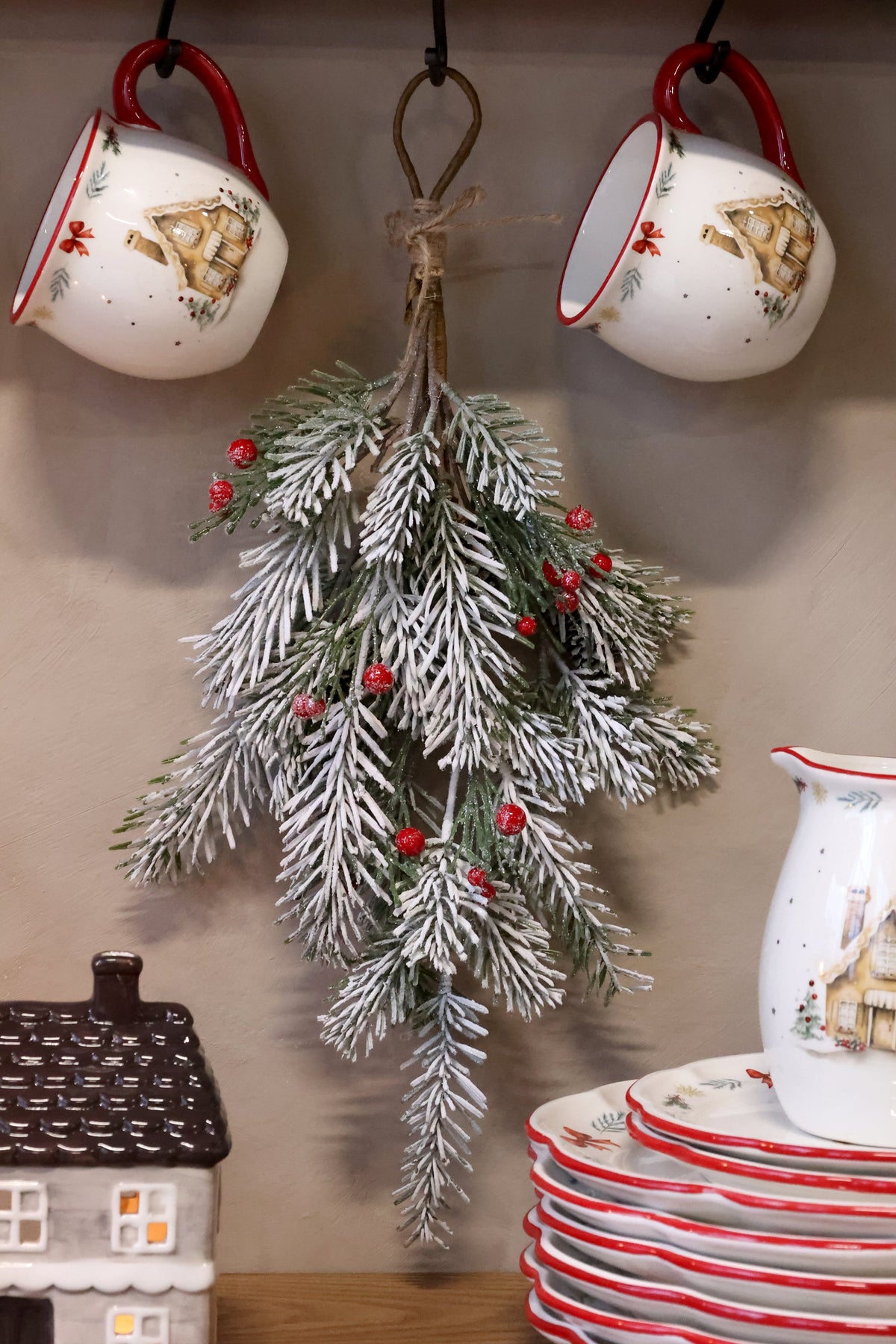 Chic Antique – Fleur Weihnachtsdeko mit Schnee und roten Beeren H46 x L33 cm – Grün