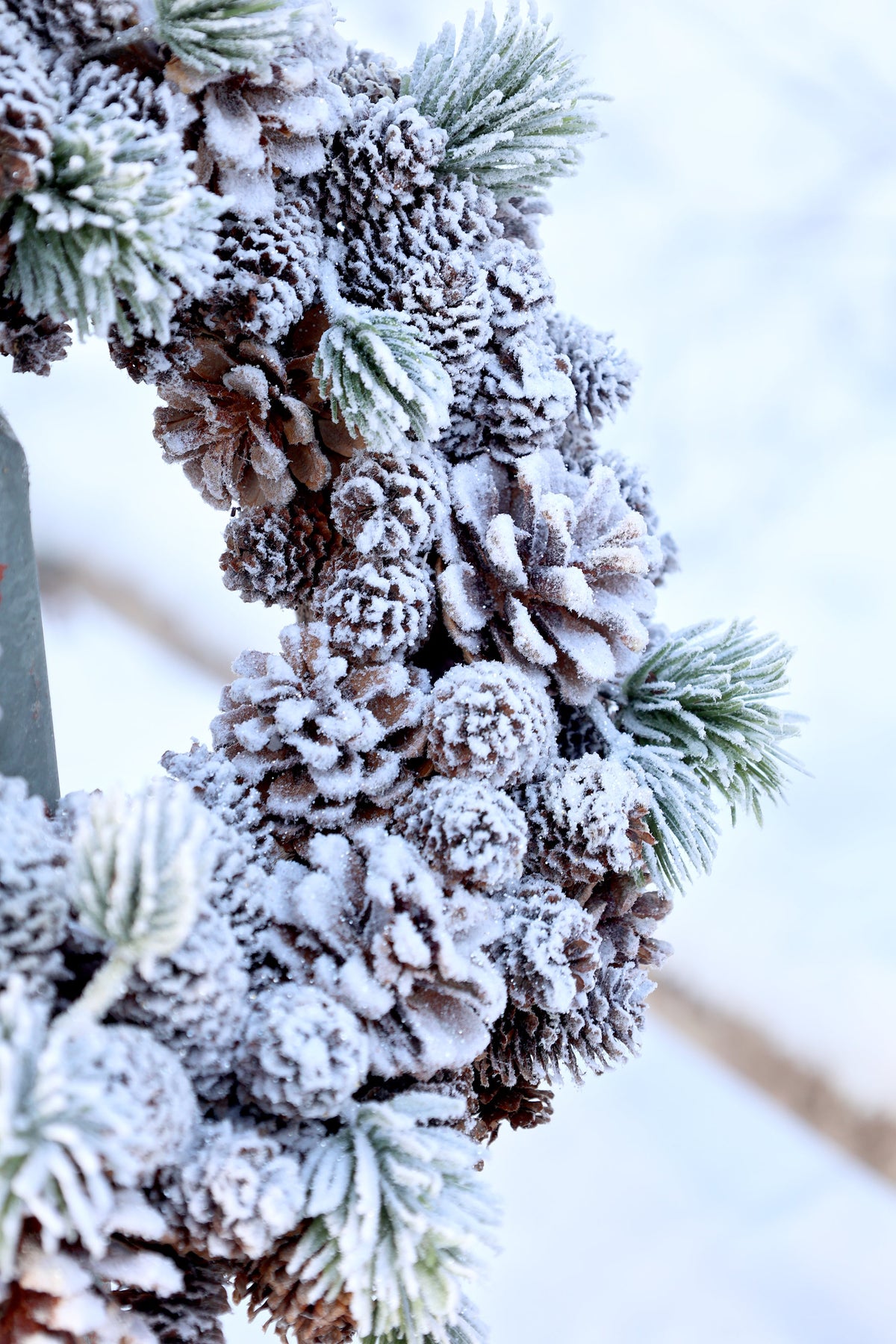 Chic Antique – Fleur Weihnachtskranz mit Tannenzapfen und Schnee Ø33 cm – Natur