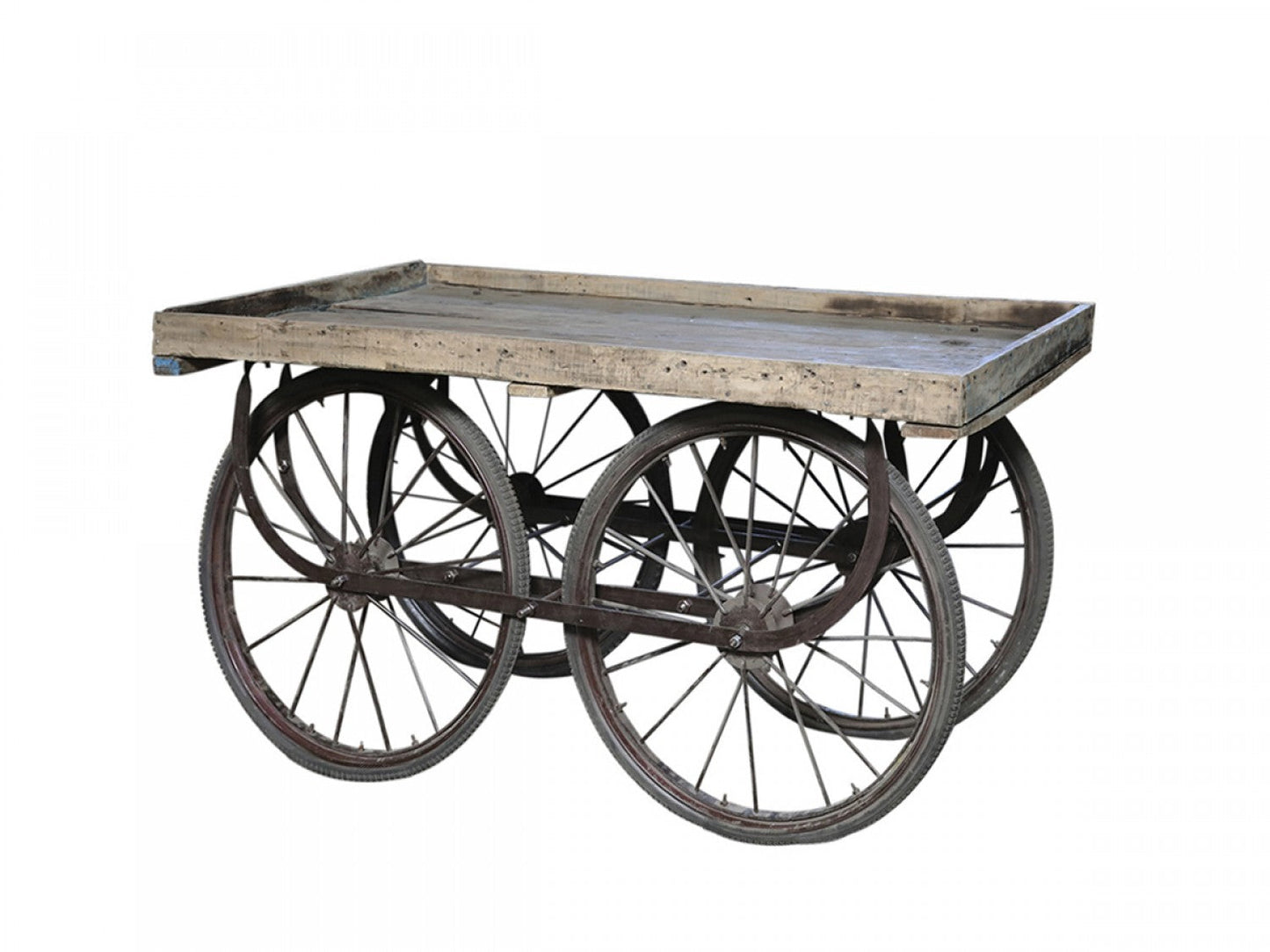 Chic Antique – Gammeldags Wagen mit Fahrradrädern
