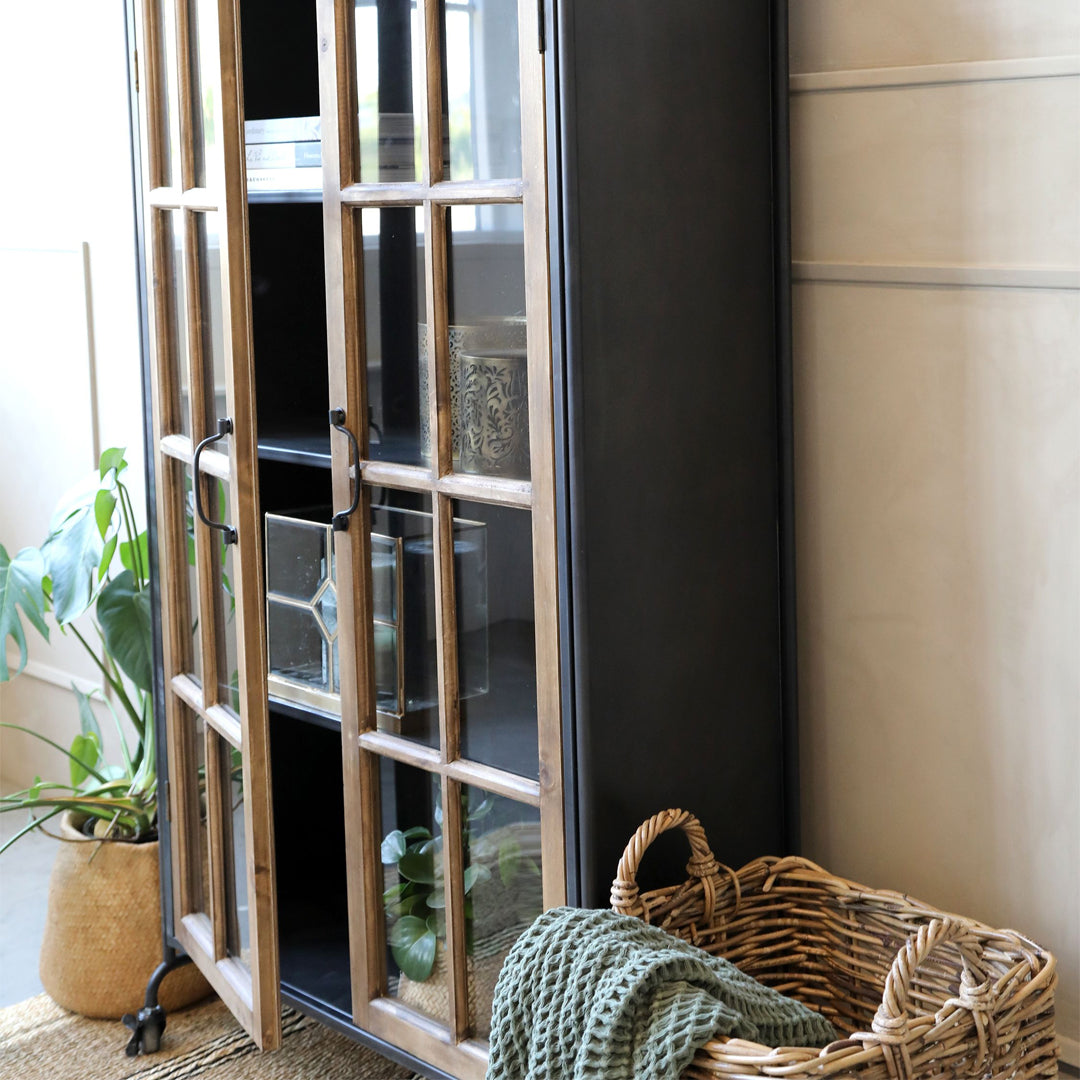 Vitrinenschrank auf Rädern mit Holztüren in Antique Schwarz – industrielles und elegantes Aufbewahrungsmöbel