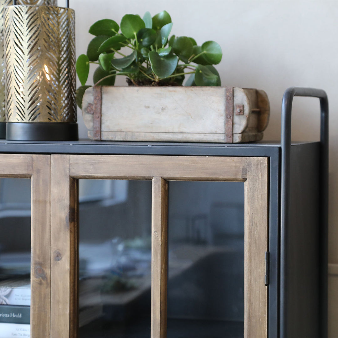 Vitrinenschrank auf Rädern mit Holztüren in Antique Schwarz – industrielles und elegantes Aufbewahrungsmöbel