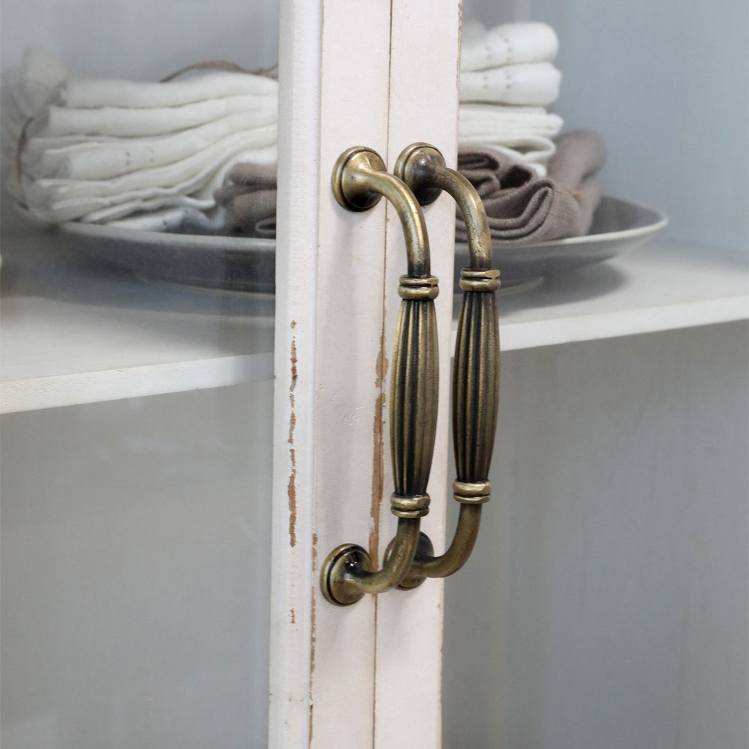 Vitrinenschrank mit 4 Glastüren in Antique Creme – romantische Aufbewahrung mit ländlichem Charme