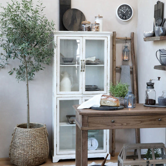 Vitrinenschrank mit 4 Glastüren in Antique Creme – romantische Aufbewahrung mit ländlichem Charme