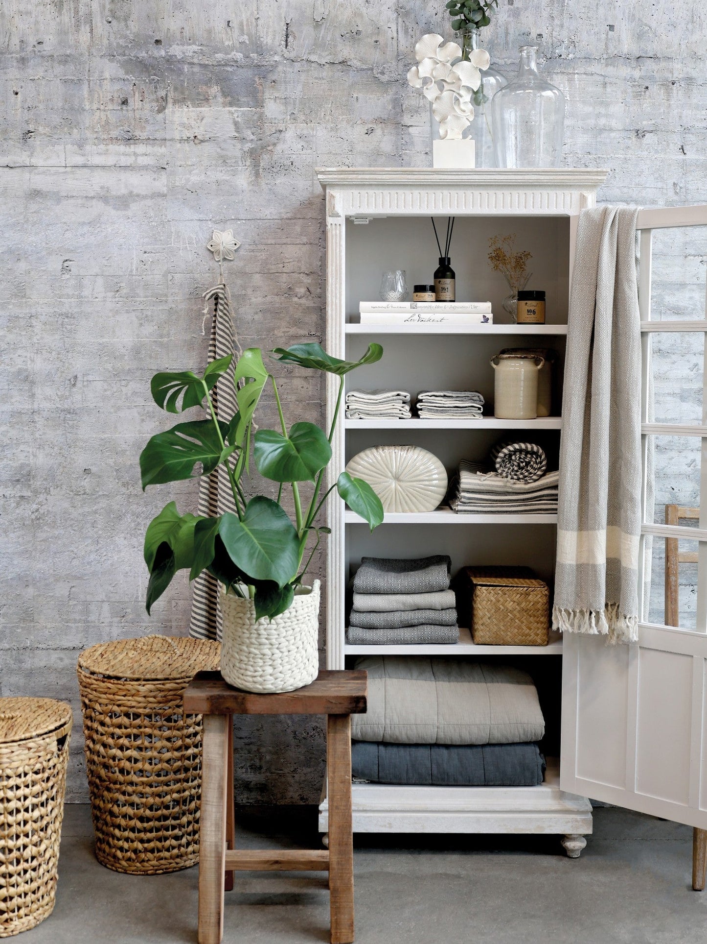 Chic Antique – Klassischer Vitrinenschrank in Antique Weiß