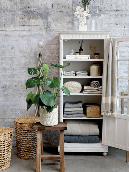 Chic Antique – Klassischer Vitrinenschrank in Antique Weiß