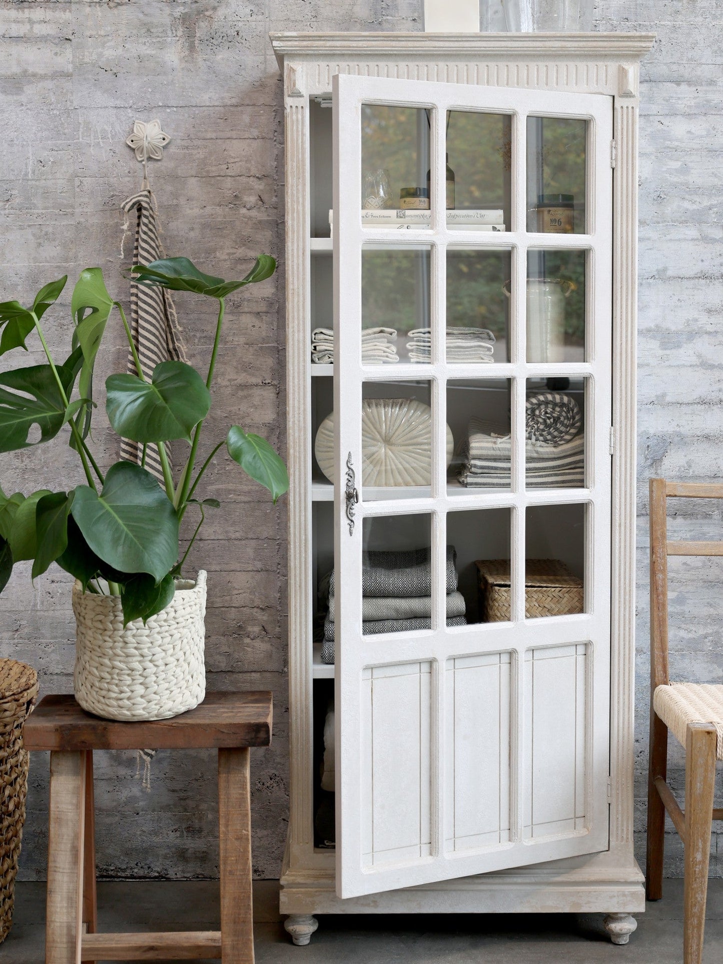 Chic Antique – Klassischer Vitrinenschrank in Antique Weiß