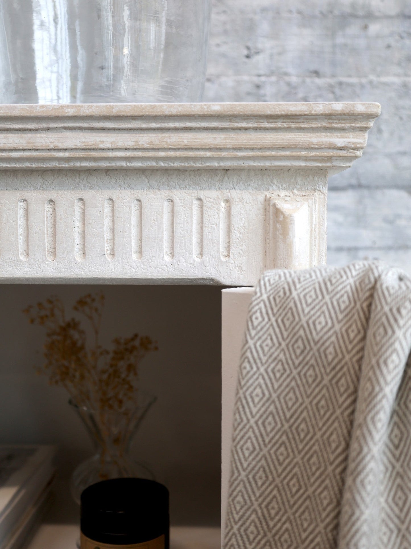 Chic Antique – Klassischer Vitrinenschrank in Antique Weiß