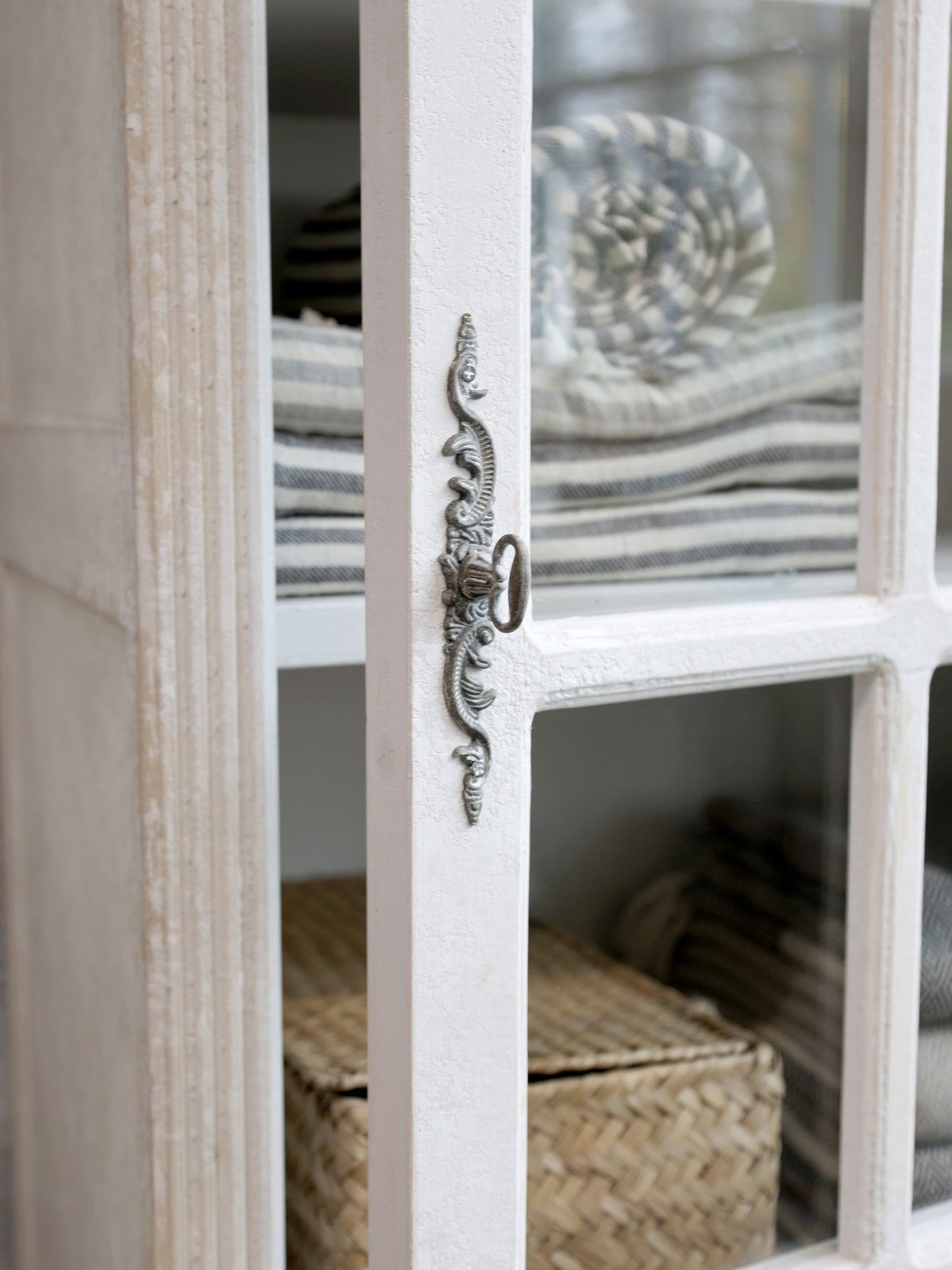 Chic Antique – Klassischer Vitrinenschrank in Antique Weiß