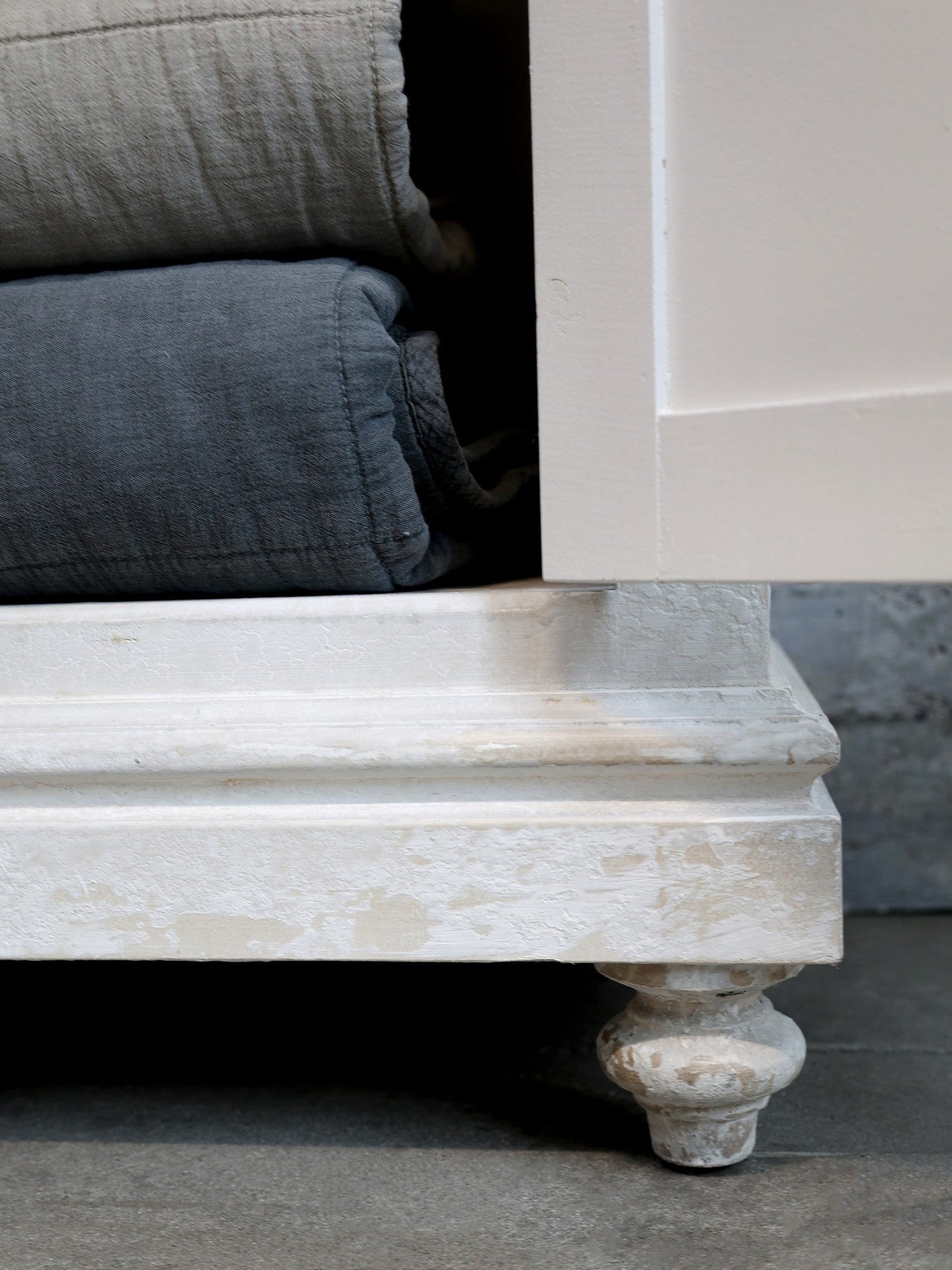 Chic Antique – Klassischer Vitrinenschrank in Antique Weiß
