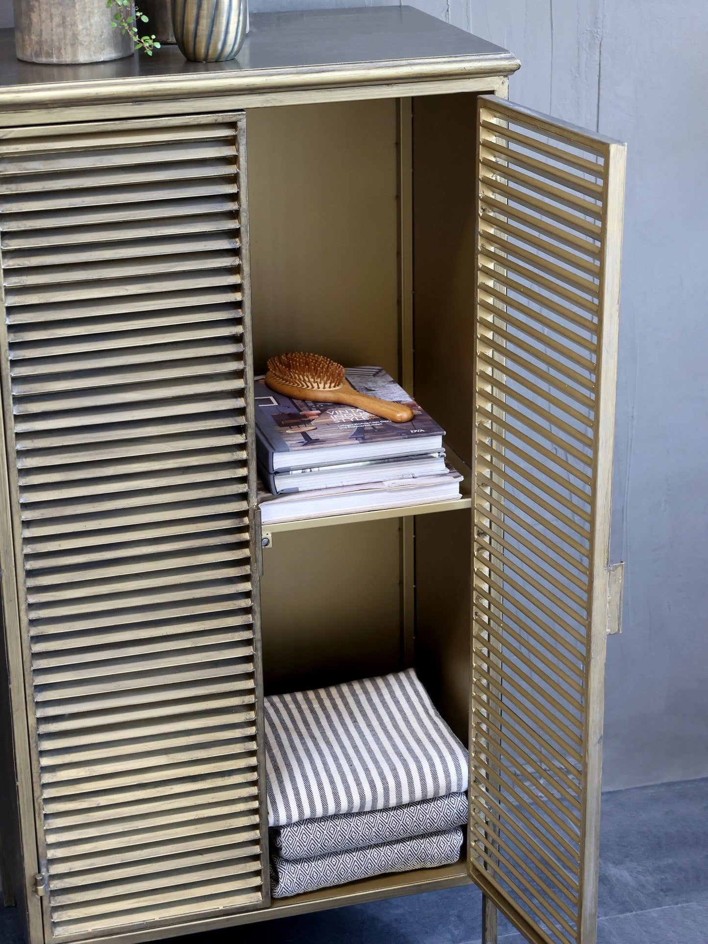Chic Antique - Schrank mit 2 Lamellentüren