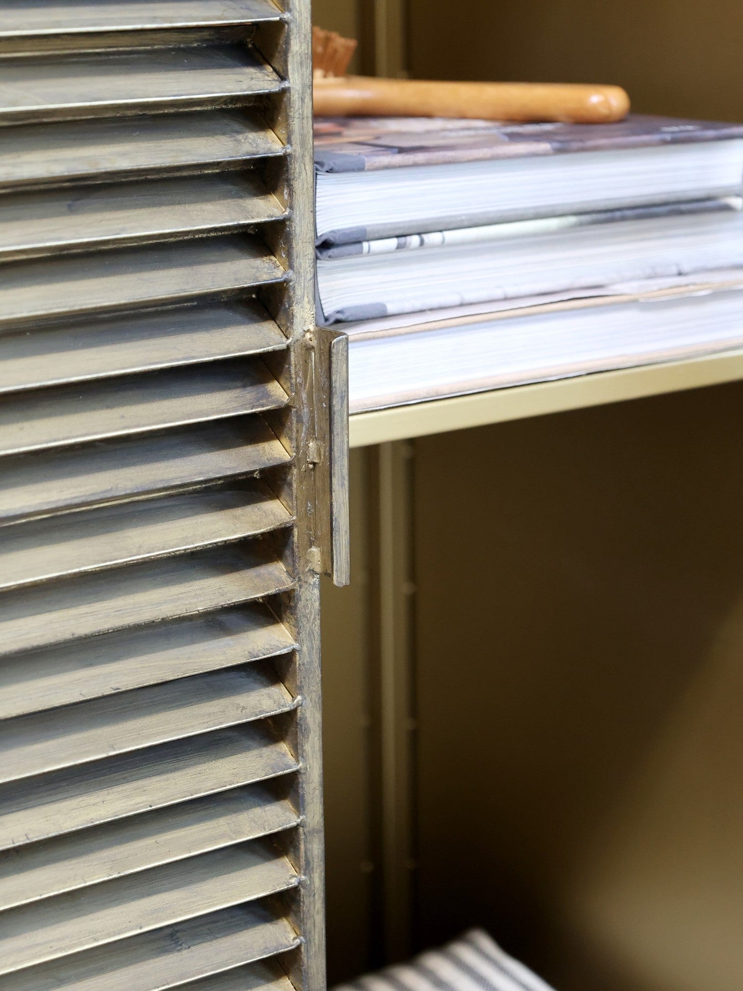 Chic Antique - Schrank mit 2 Lamellentüren