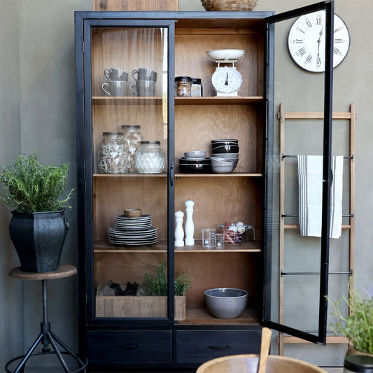Vitrinenschrank mit Glastüren und Regalböden – Vintage-Eleganz in Antique Schwarz