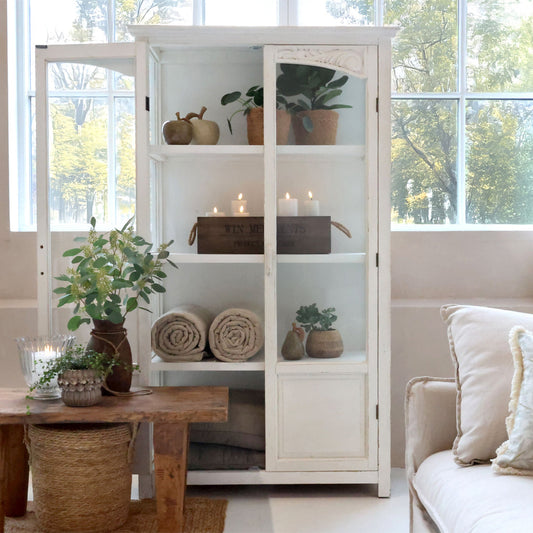Vitrinenschrank mit Glastüren und Regalböden in Antique Creme