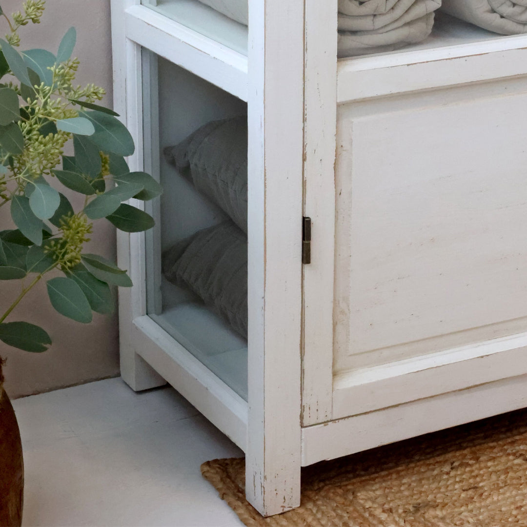 Vitrinenschrank mit Glastüren und Regalböden in Antique Creme