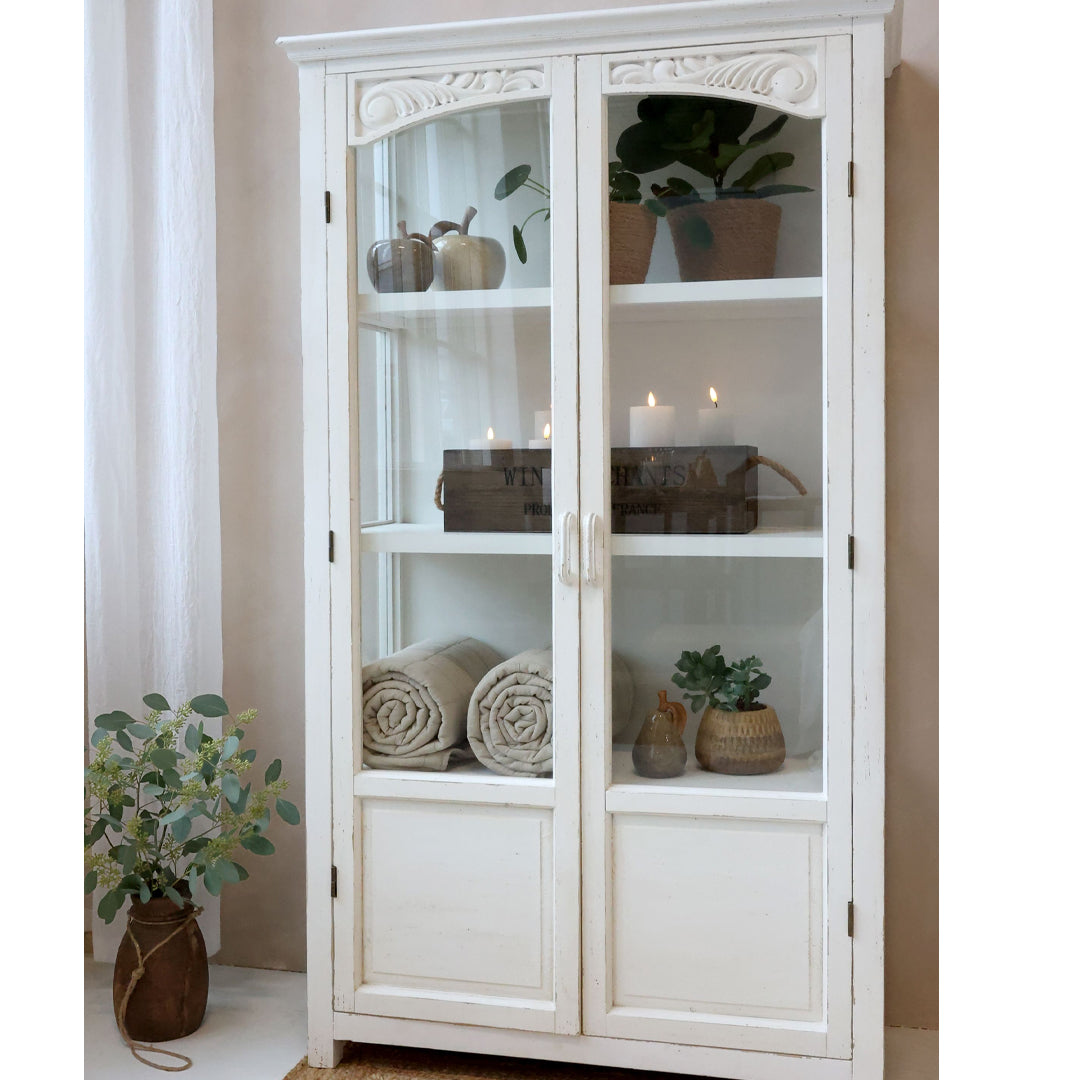 Vitrinenschrank mit Glastüren und Regalböden in Antique Creme