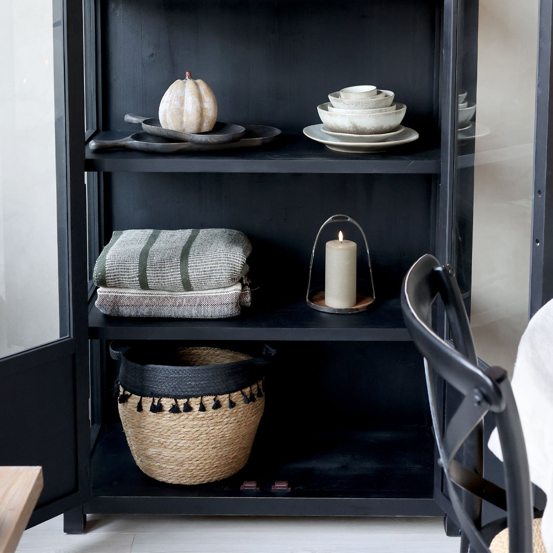 Vitrinenschrank mit Glastüren und Regalböden in Antique Schwarz – markante Eleganz mit klassischer Tiefe