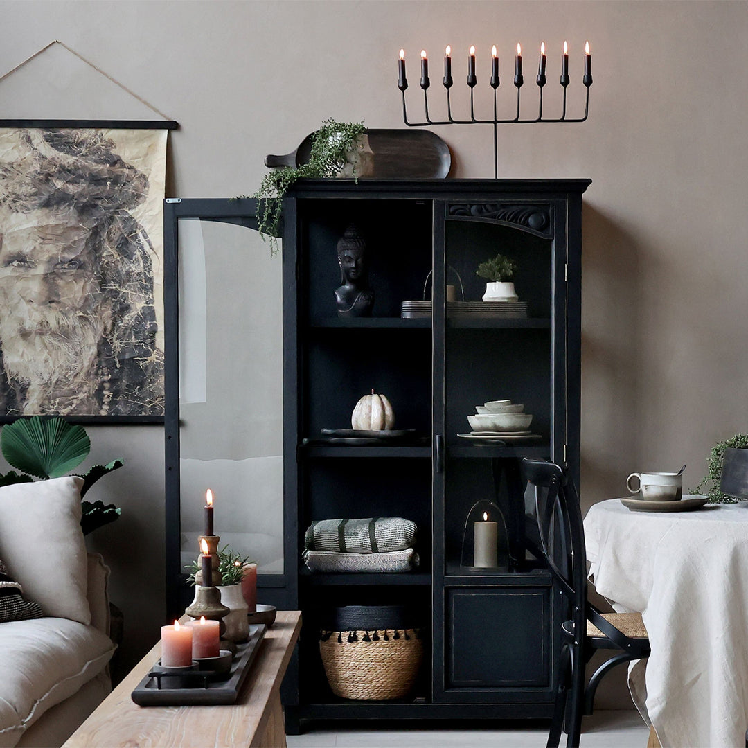 Vitrinenschrank mit Glastüren und Regalböden in Antique Schwarz – markante Eleganz mit klassischer Tiefe