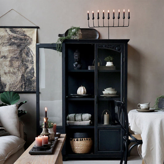 Vitrinenschrank mit Glastüren und Regalböden in Antique Schwarz – markante Eleganz mit klassischer Tiefe