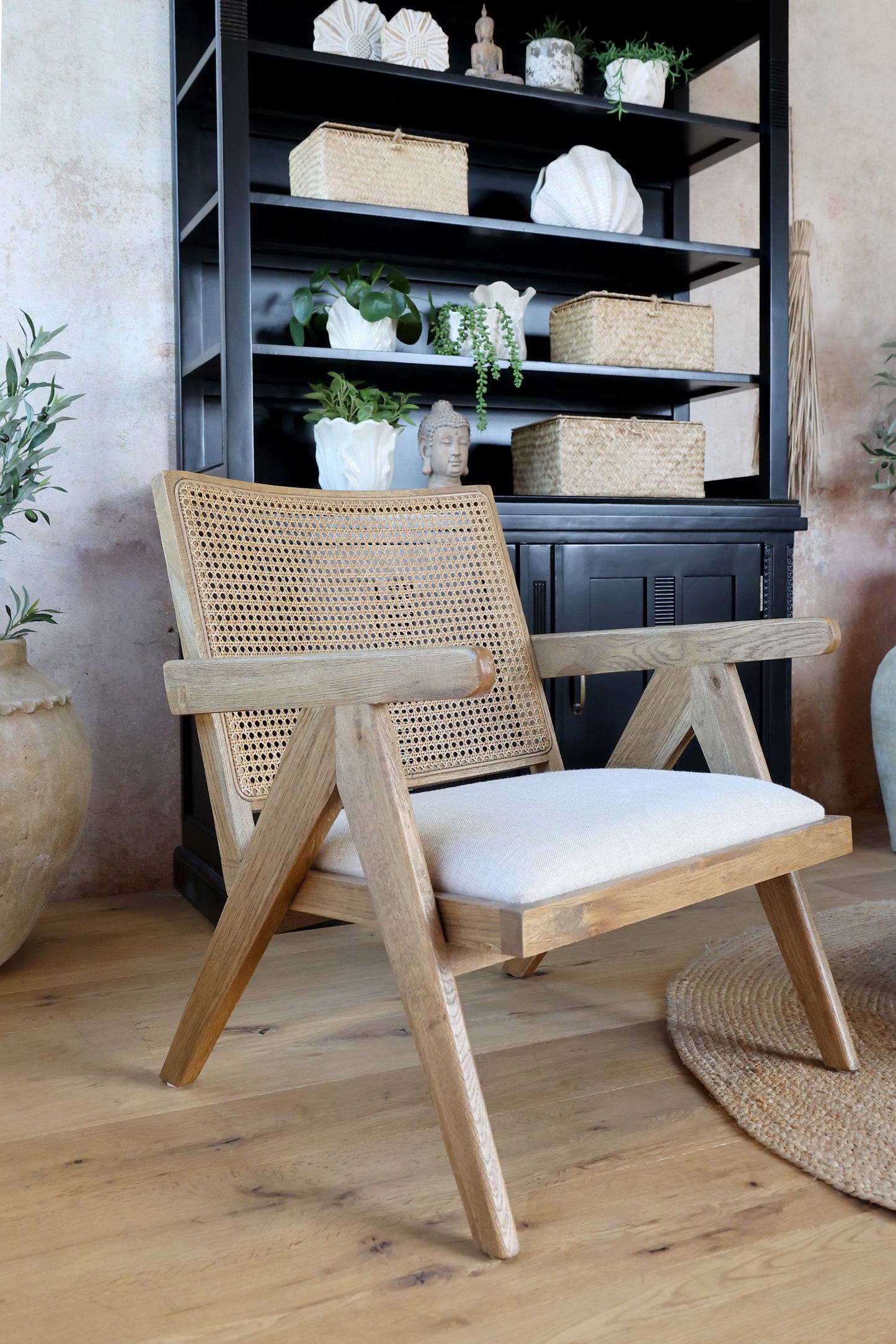 Chic Antique – Loungesessel mit Stoffsitz & Flechtrücken in Natur