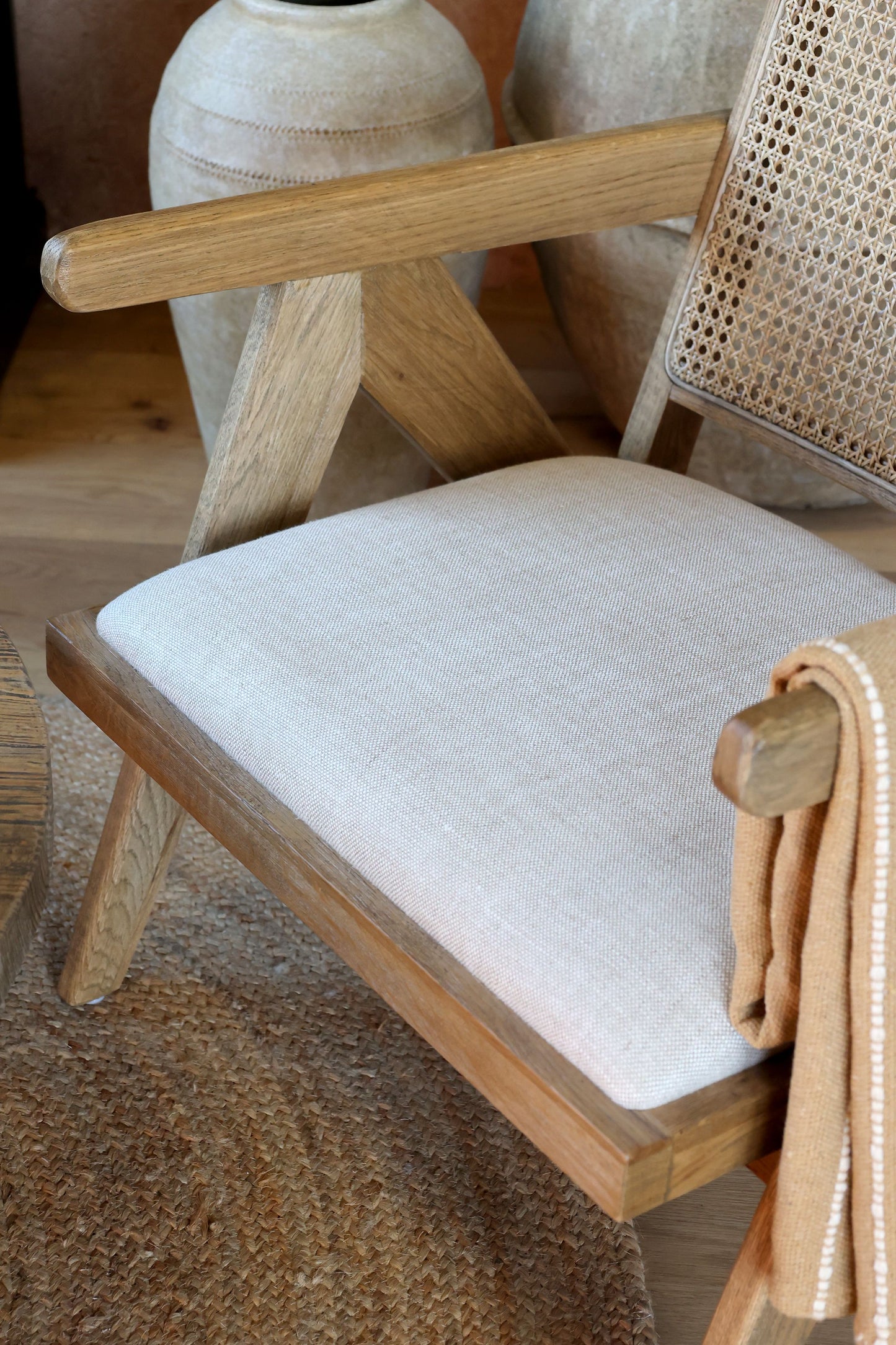 Chic Antique – Loungesessel mit Stoffsitz & Flechtrücken in Natur