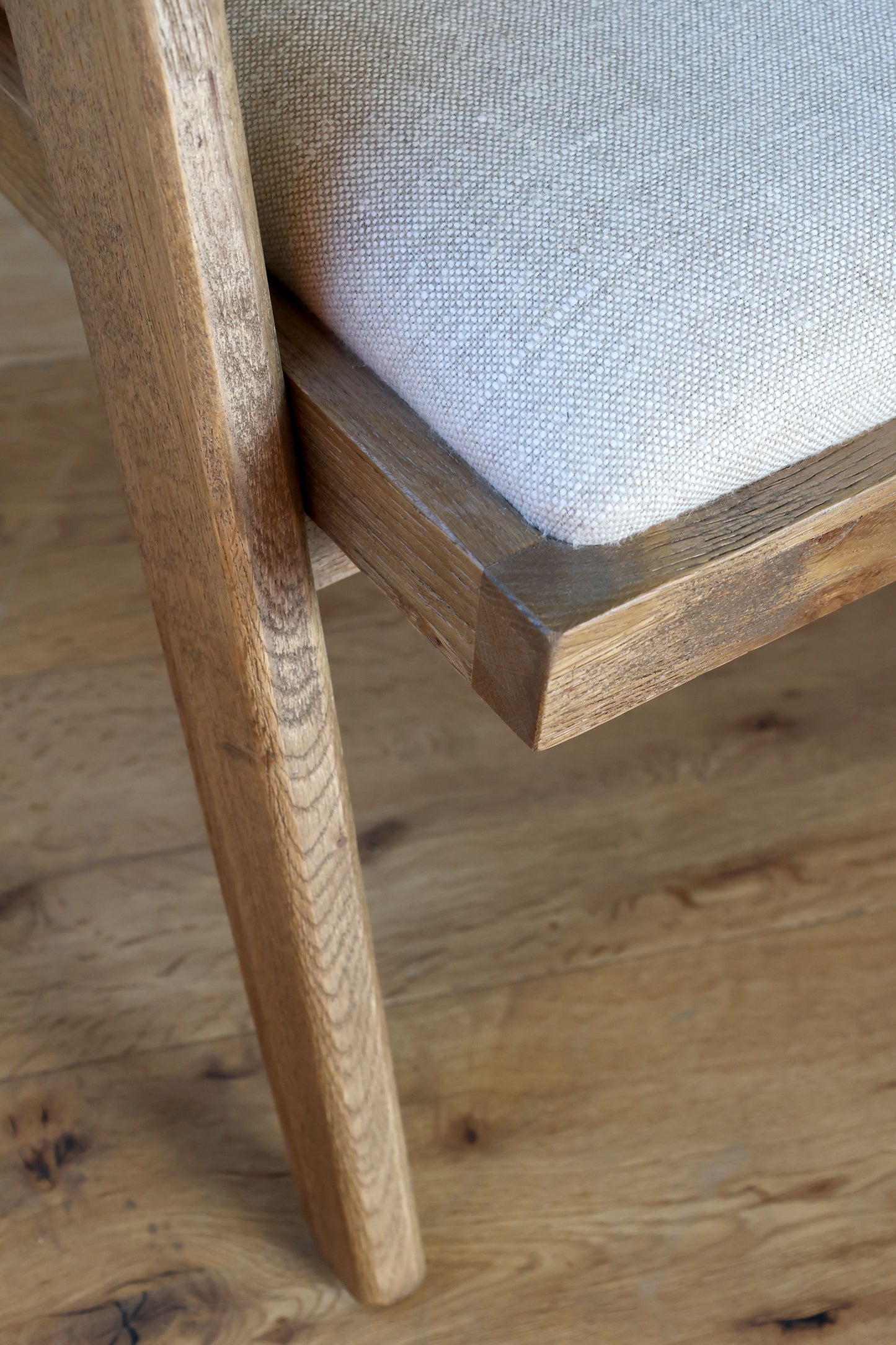 Chic Antique – Loungesessel mit Stoffsitz & Flechtrücken in Natur