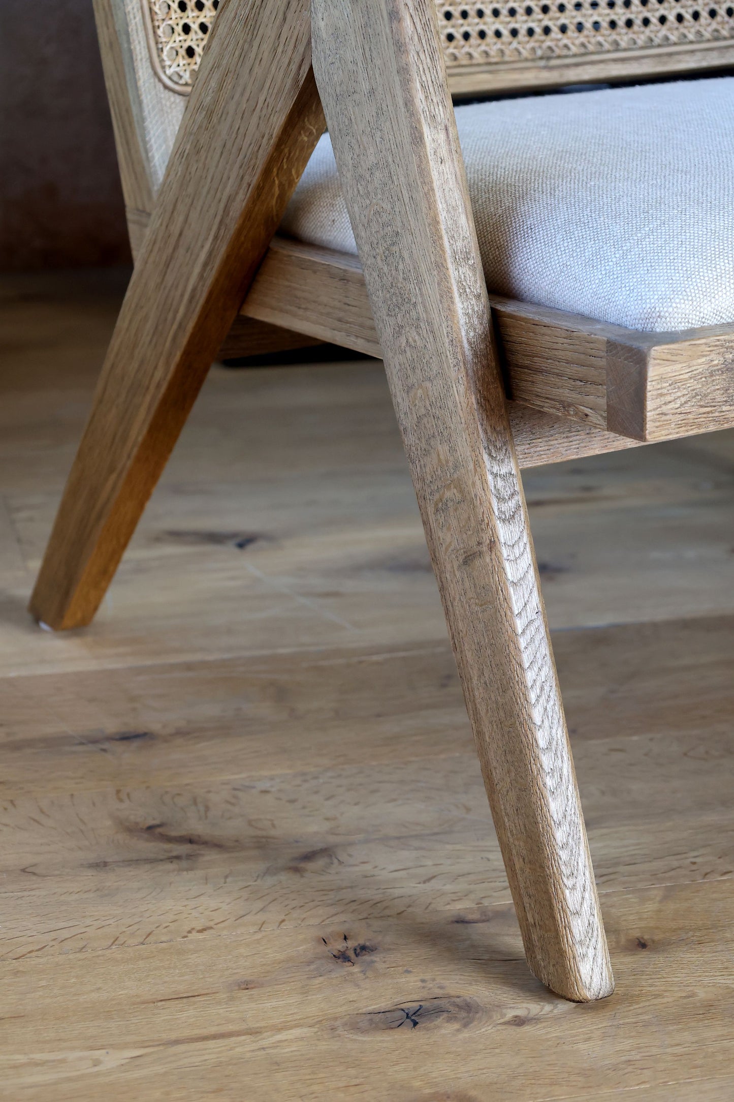 Chic Antique – Loungesessel mit Stoffsitz & Flechtrücken in Natur