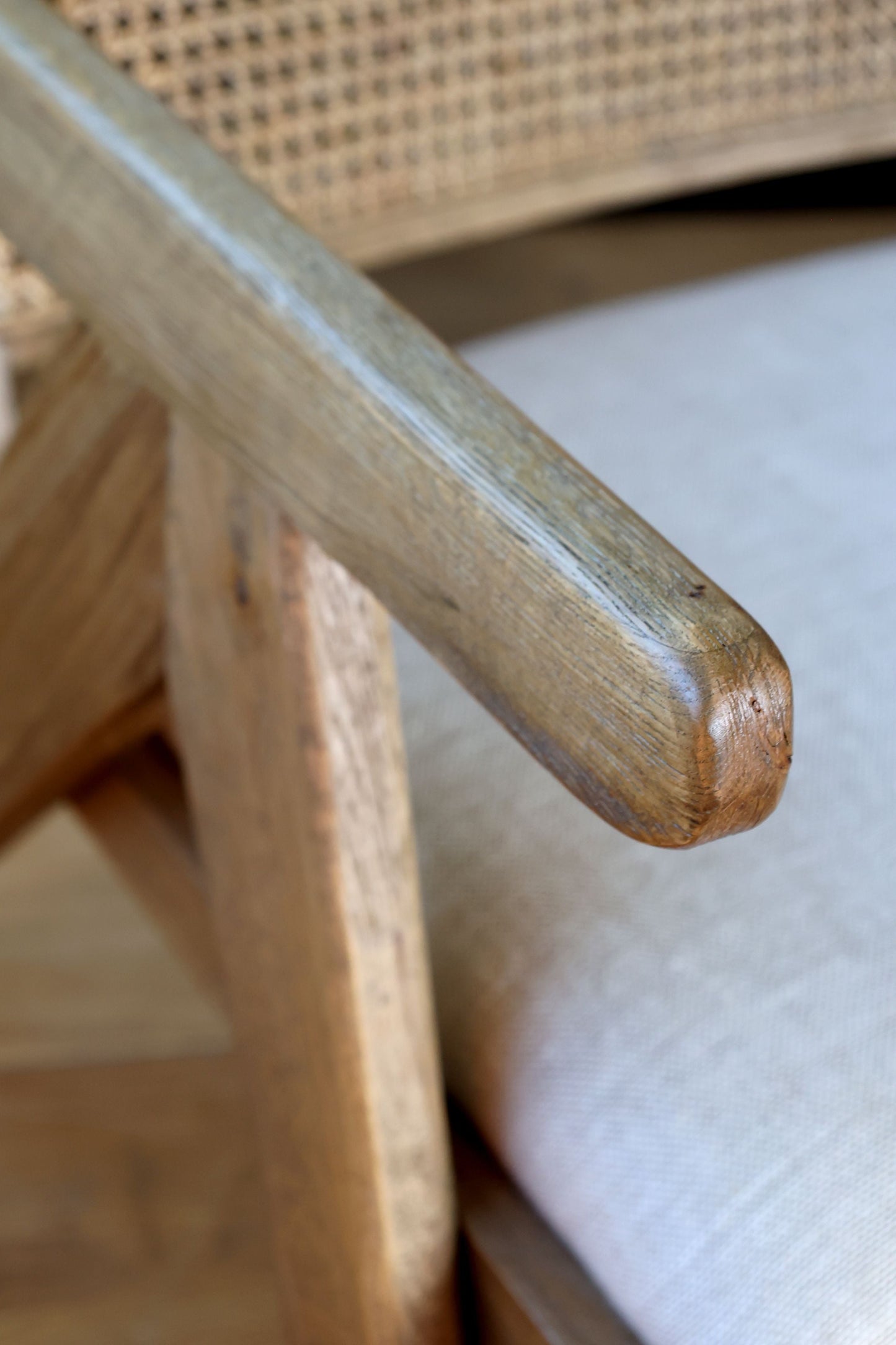 Chic Antique – Loungesessel mit Stoffsitz & Flechtrücken in Natur