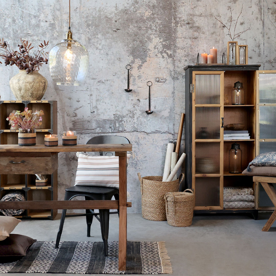 Vitrinenschrank mit 4 Regalböden und geriffelten Glastüren – Rohe Eleganz mit Vintage-Charakter