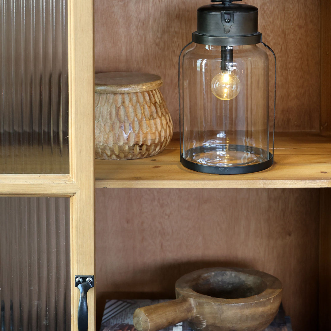 Vitrinenschrank mit 4 Regalböden und geriffelten Glastüren – Rohe Eleganz mit Vintage-Charakter
