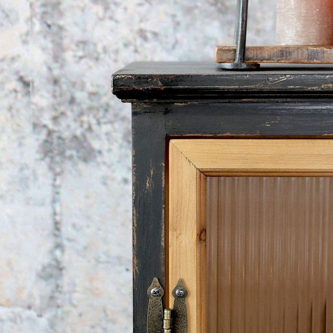 Vitrinenschrank mit 4 Regalböden und geriffelten Glastüren – Rohe Eleganz mit Vintage-Charakter