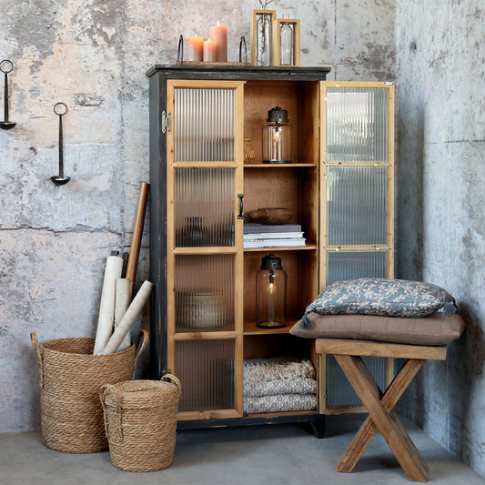 Vitrinenschrank mit 4 Regalböden und geriffelten Glastüren – Rohe Eleganz mit Vintage-Charakter