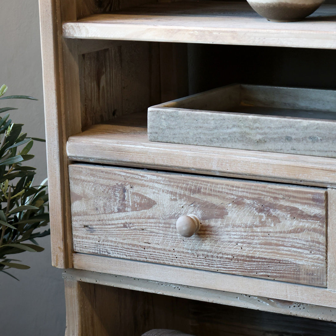 Regal mit Böden und Schubladen aus recyceltem Holz – natürliche Wärme und funktionale Eleganz