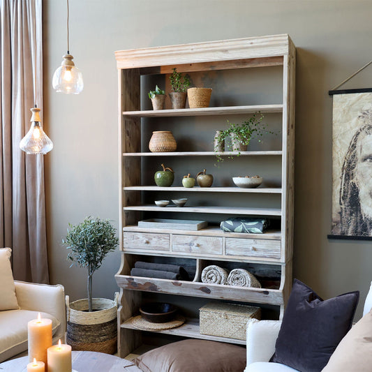 Regal mit Böden und Schubladen aus recyceltem Holz – natürliche Wärme und funktionale Eleganz